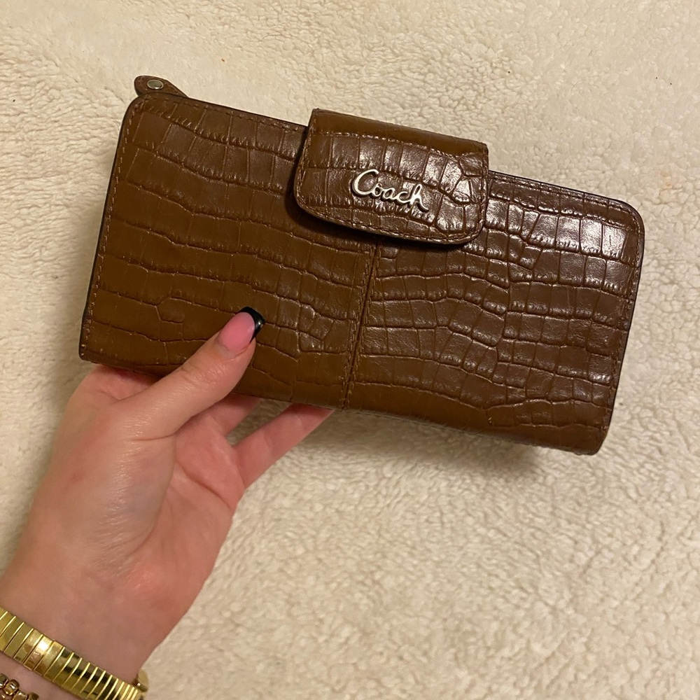Vintage Coach Brown Croc-Embossed Wallet with pink interior